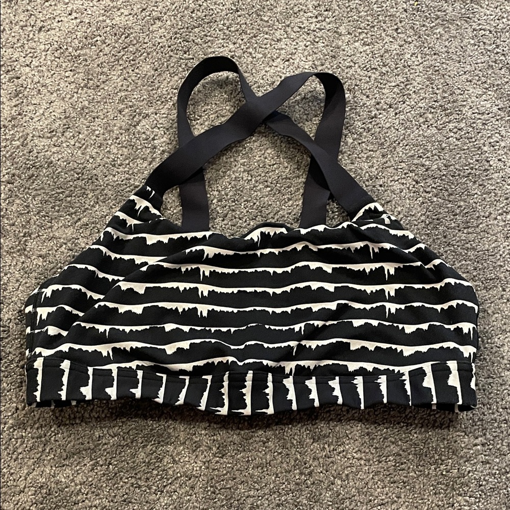 EUC Under Armour Woman’s XL Black and White Striped Sports Bra